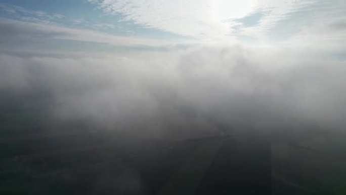 在城市上空的云层中飞行。飞入云层的摄像机视图。进入云层。垂直摄像机运动。版本4。