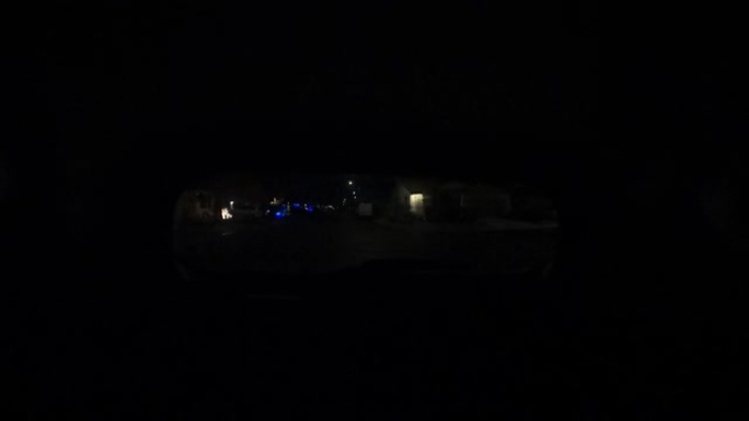 司机在晚上驶入车库