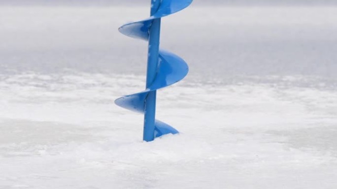 冰钓鱼特写冰螺旋钻在冰4k分辨率视频