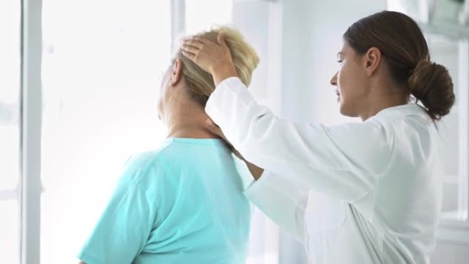 成熟的女人让医生检查她的脖子。