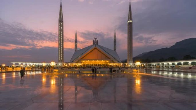 延时日落场景移动云和人在费萨尔清真寺著名的旅游地点在伊斯兰堡巴基斯坦