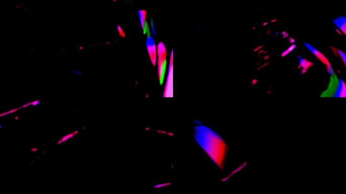 摘要背景。破碎的镜子里彩虹色的反射。破碎镜子的漩涡反射。改变焦点。闪亮的冷色调颜色，粉红色，红色，绿