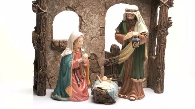 代表耶稣诞生场景的旧雕像 (神圣家族)
