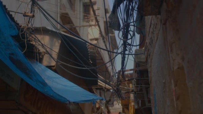 喀什维什瓦纳特寺的Entrey街和电力电缆混乱
