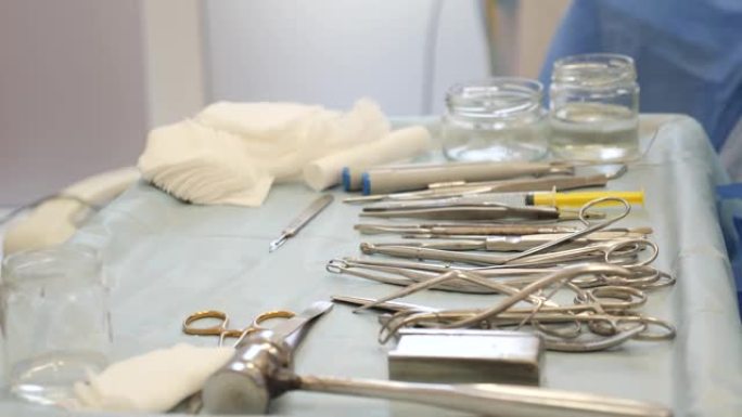 手术概念，手术器械准备在手术室进行手术，手术器械放在桌子上。专业医生正在研究临床手术器械的背景。