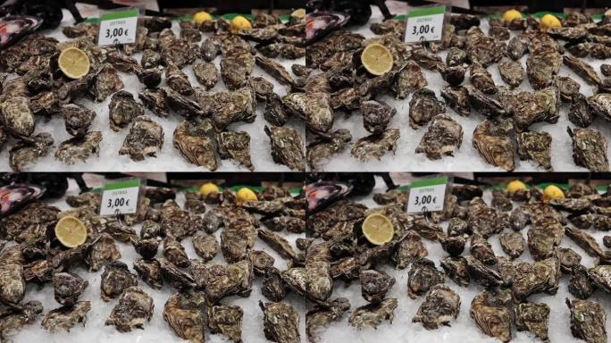 牡蛎躺在商店的冰上柜台上。街头海鲜市场出售的牡蛎。新鲜牡蛎选择性聚焦。特写。