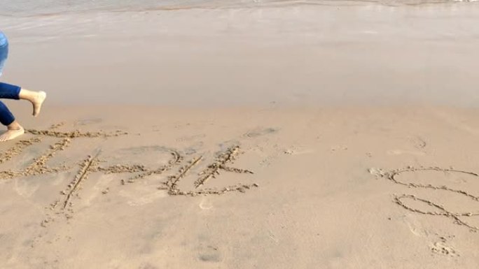 一个女孩在沙滩上玩海浪-高清 (4k视频)