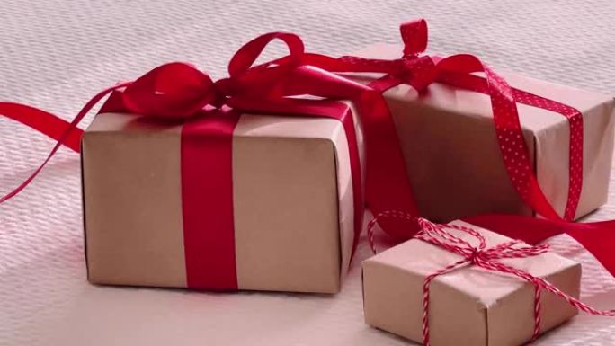带有红丝带的礼物和礼物，圣诞节和假期