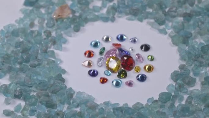 彩色钻石钻石在粗糙的蓝色石头背景上旋转。