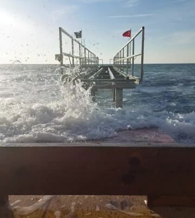 海浪拍打着甲板的残骸
