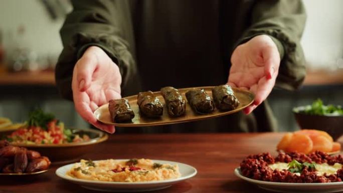 卓玛特写，葡萄叶中的肉，中东民族传统食品。穆斯林家庭晚餐，斋月，开斋。阿拉伯美食。