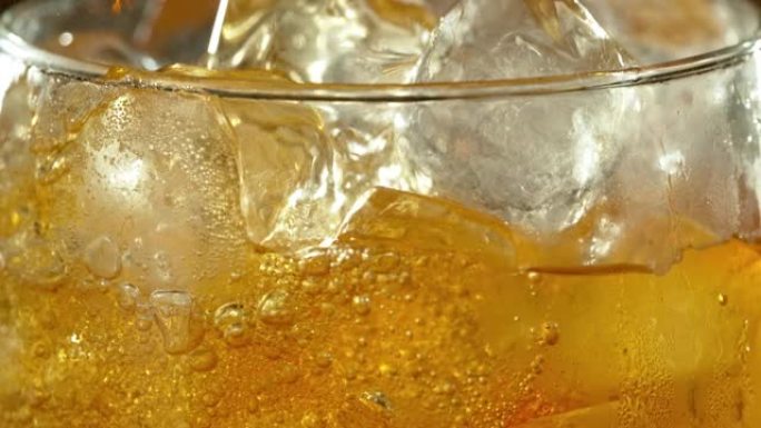 以速度运动将苹果酒倒入玻璃中的超慢动作。