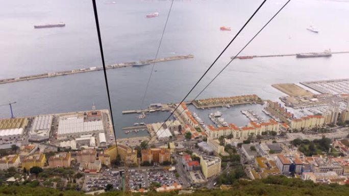 从缆车上可以看到直布罗陀市的俯视图，该缆车将您带到山顶。