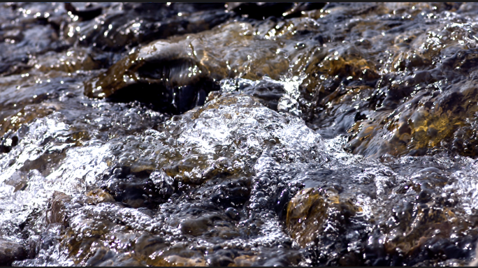 溪水山泉水矿泉水河流小溪