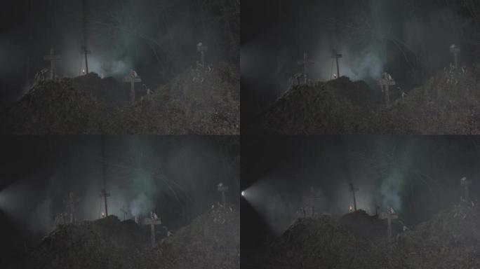 沙丘上十字架的特写镜头，背景是烟雾