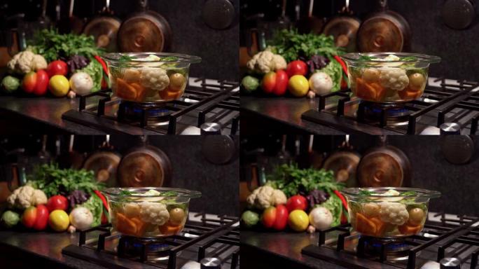 С 在沸水中煮蔬菜