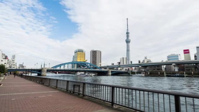 在Sumida河，日本浅草的汽车交通，东京Skytree城市景观景观中行走的人的过度延时。亚洲旅游地