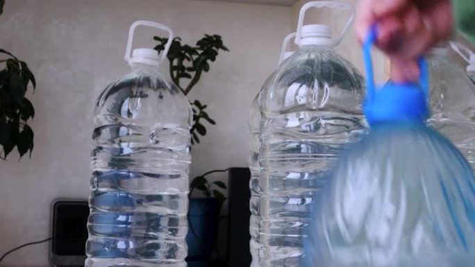 乌克兰饮用水储备。一个年轻人准备了做饭用的水。饮水不足。