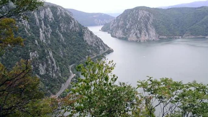 多瑙河到锅炉。河流穿越山脉形成的峡谷中的山景