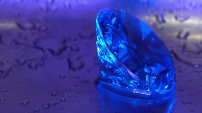 水滴飞溅的蓝色钻石