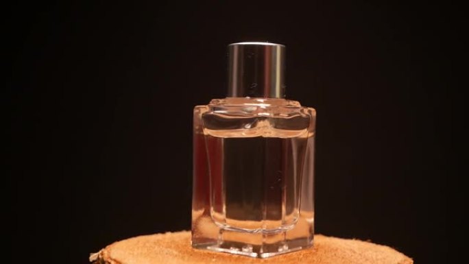 木质透明香水瓶上的香水