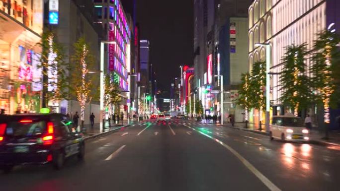 在雨夜开车穿过银座