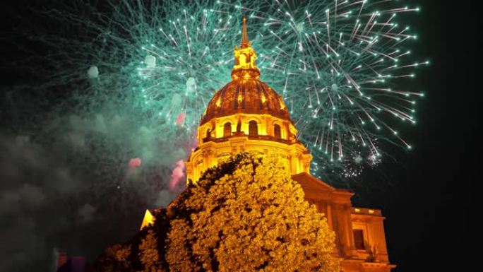 夜间荣军院上空庆祝五颜六色的烟花。法国巴黎