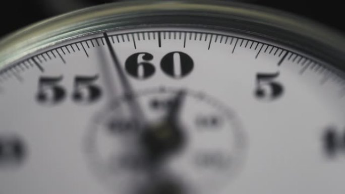 经典金属复古机械模拟秒表在黑暗背景下的微距拍摄，倒计时。时间管理理念。