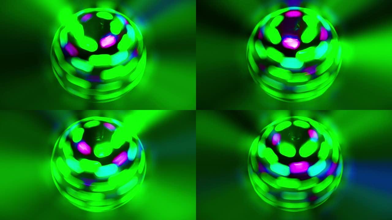 绿色和紫色旋转迪斯科球