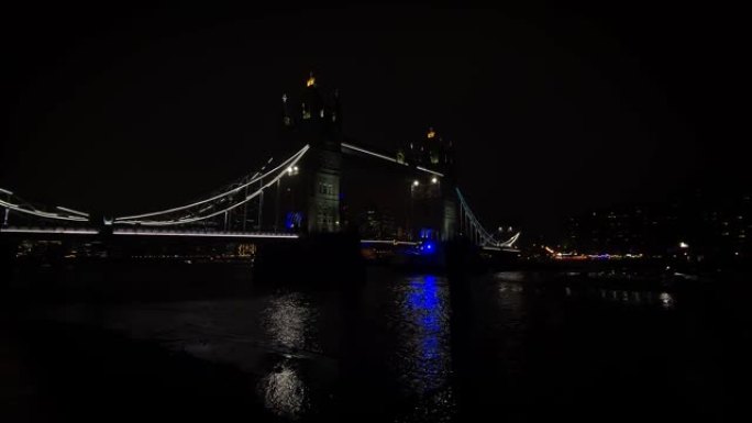 晚上伦敦塔桥的美丽景色; 模糊的焦点慢慢变得清晰