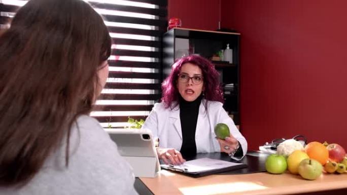 女营养师在办公室室内为青少年患者提供咨询