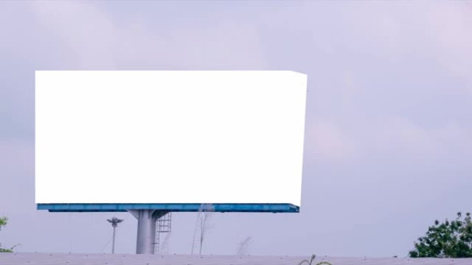 带有白色屏幕的高速公路上的广告牌