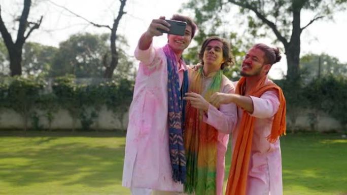 印度男子在传统服装的洒红节上点击图片