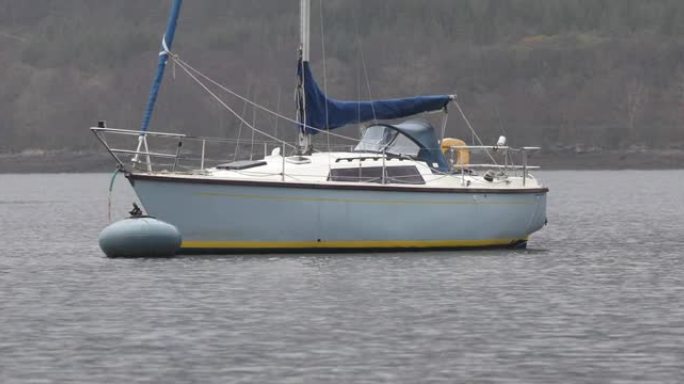 雨中苏格兰湖上的帆船