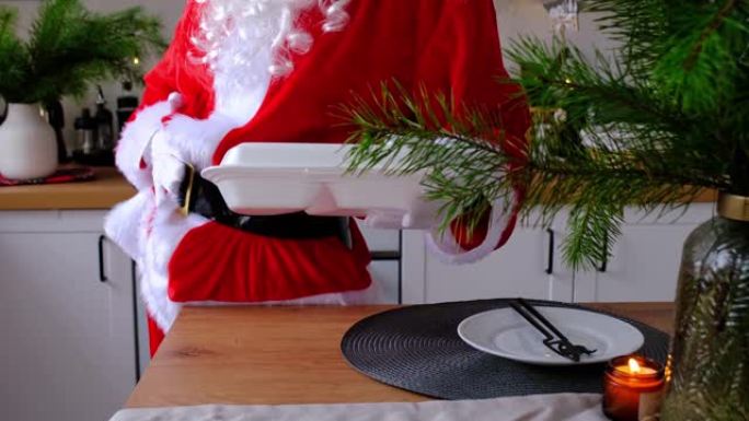 将食物运送到圣诞老人手中的家庭服务容器中，将其放在厨房的桌子上并带走。现成的热菜，圣诞节，新年假期餐