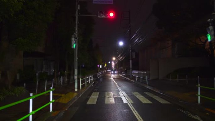 雨夜红灯停开车