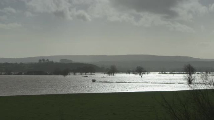 英格兰萨默塞特郡被洪水淹没的农田的惊人电影镜头