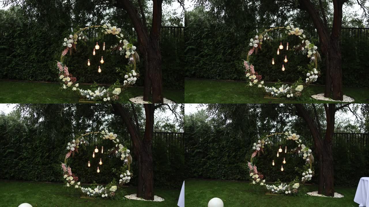 婚礼拱门上的装饰灯泡