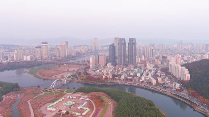 蔚山: 韩国城市鸟瞰图，日落时的现代高层建筑 (摩天大楼)，秋天色彩的树木，公园泰和港国家花园-从上