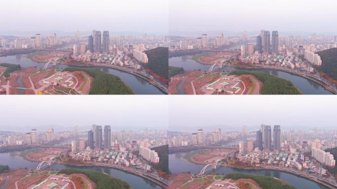 蔚山: 韩国城市鸟瞰图，日落时的现代高层建筑 (摩天大楼)，秋天色彩的树木，公园泰和港国家花园-从上