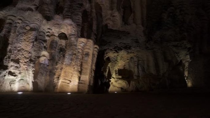 摩洛哥丹吉尔夜间照明的大力神洞穴