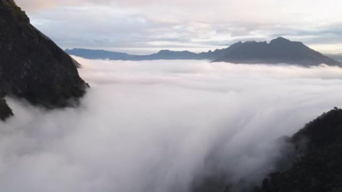 老挝琅勃拉邦Nong Khiaw村山上的天空和雾