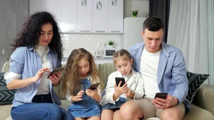 家庭坐在看智能手机并探索互联网