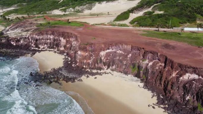可以看到两个海湾像海滩一样并排的红色沙漠悬崖边。
无人机4k，巴西琵琶海滩。
空中自然旅行。