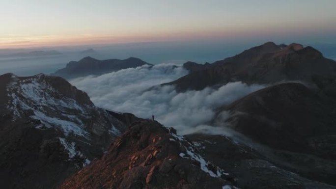 空中无人机在黄昏时拍摄了带有薄雾的山脊线