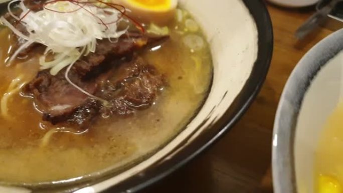 Pan shot北海道黄油玉米和牛肉拉面日本热面条汤慢动作视频