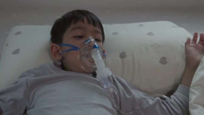 患病的亚洲男孩呼吸道合胞病毒佩戴小儿呼吸机