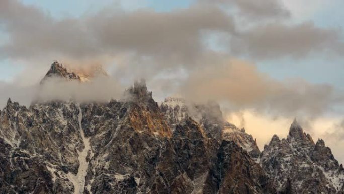 倒日移动云日出场景喀喇昆仑山区喀喇昆仑山脉的壮丽景色秋天在巴基斯坦罕萨谷区帕苏谷