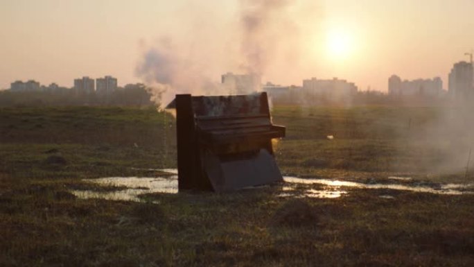 钢琴站在田野里燃烧。一架在田野中央燃烧的钢琴。
