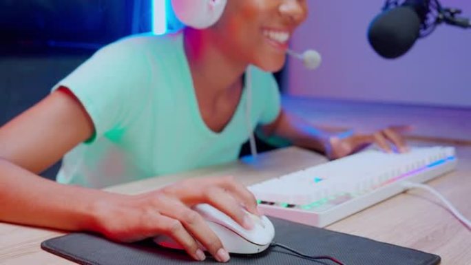 戴着耳机的非洲裔美国妇女的手玩视频游戏和在线直播，在家中使用麦克风，游戏和esport或铸造游戏，一